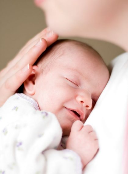 Bebé durmiendo riendo - 1 mes